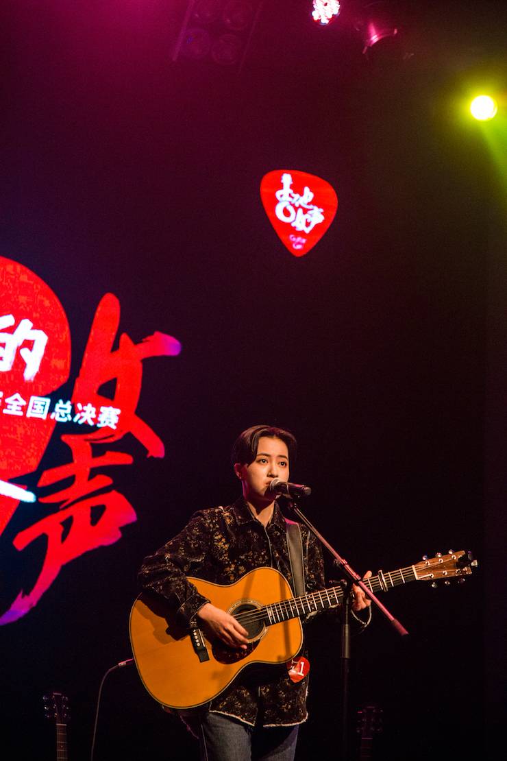 第四届“豪运国际吉他女声弹唱大赛”总冠军出炉<br />温格夺冠，董冬冬担任评委