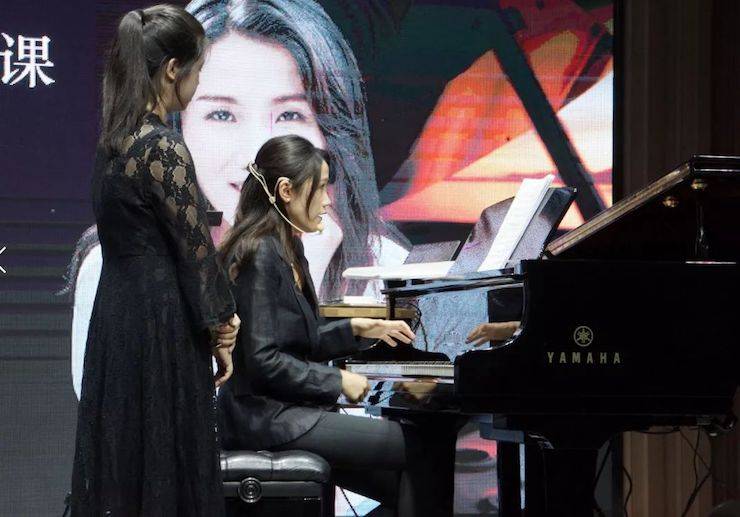 科技推动音乐教育创新，张希教授《古典主义时期钢琴奏鸣曲的演绎》公开课圆满成功