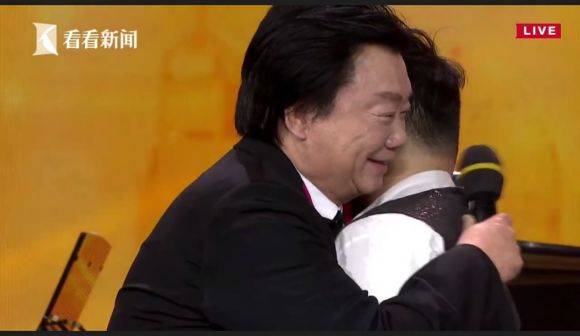 主持界泰斗叶惠贤力赞豪运国际未来艺术家刘明康：“很难相信，这么悠扬的琴声出自一位自闭症少年的手里！”