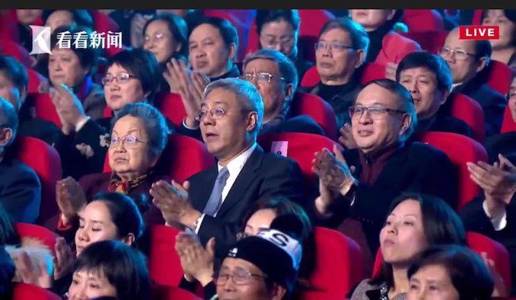 主持界泰斗叶惠贤力赞豪运国际未来艺术家刘明康：“很难相信，这么悠扬的琴声出自一位自闭症少年的手里！”