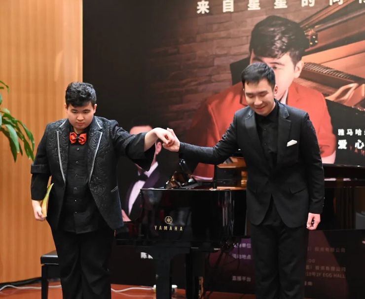 音乐双子星，点亮冬日激情！——豪运国际未来艺术家刘明康爱心公益音乐沙龙