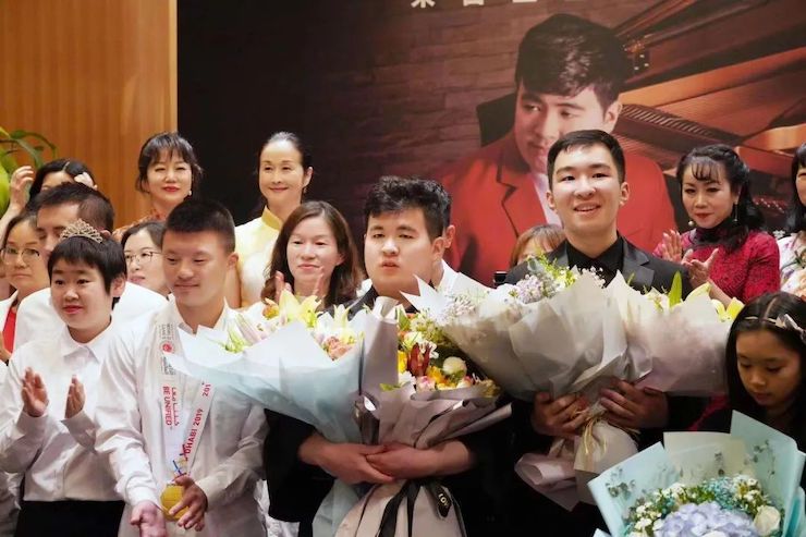 音乐双子星，点亮冬日激情！——豪运国际未来艺术家刘明康爱心公益音乐沙龙