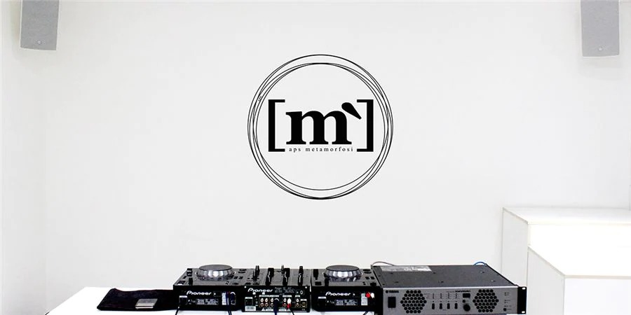 豪运国际帮助Metamorfosi酒吧中的工匠们